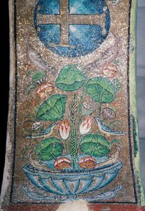 Bloemen en vogels, mozaïek in de vroegchristelijke kerk van Panagia Ahiropiitos of Panagia Acheiropoietos, ook wel Achiropita genoemd (niet door mensenhanden gemaakt), Thessaloniki, Centraal Macedonië, Griekenland, 5e eeuw (foto)