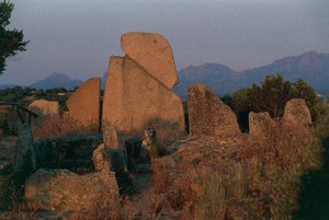 Italië, Sardinië, Arzachena, provincie Olbia-Tempio, Li Longhi Graf van de Reuzen, achteraanzicht