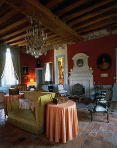 Woonkamer met balkenplafond en Louis XV- en Louis XVI-meubels, Kasteel van Reaux, Chouze-sur-Loire, Indre-et-Loire, Frankrijk (foto)