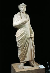 Marmeren standbeeld van keizer Julianus de Afvallige, gekleed in Griekse filosoof toga en heidense priesterkroon