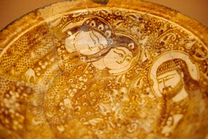 Bord versierd met mannelijke en vrouwelijke gezichten, uit Kashan, Iran door Unbekannt Unbekannt