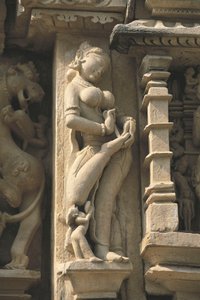 Reliëf met een Surasundari (hemelse schoonheid), Parshvanatha-tempel, Khajuraho-groep van Monumenten (UNESCO Werelderfgoedlijst) door Unbekannt Unbekannt