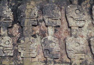 Reliëf met menselijke schedels, detail van de Tzompantli, of Muur van Schedels, archeologische site van Chichen Itza (UNESCO Werelderfgoed) door Unbekannt Unbekannt