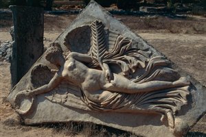 Reliëf van de Boog van Septimius Severus in het Severan-forum dat de Gevleugelde Godin van de Overwinning afbeeldt, Libië, Historisch Tripolitanië, Leptis Magna (UNESCO Werelderfgoedlijst) door Unbekannt Unbekannt