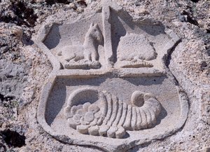 Spanje, Castilië en León, Mombeltrán, Kasteel van de Hertogen van Albuquerque, Architectonisch detail met wapenschild door Unbekannt Unbekannt