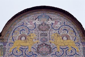 Zon en leeuw, koninklijk embleem van de Qajar-dynastie, polychrome tegeldecoratie aan de voorkant van het Qavam-huis, ook bekend als Narenjestan e Ghavam
