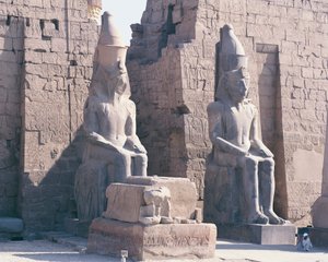 Tempel van Luxor, pyloon van Ramses II, twee kolossale standbeelden van de koning