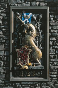 Eenhoorn, heraldisch wapen op de gevel van Holyrood paleis, Edinburgh, Schotland, Verenigd Koninkrijk door Unbekannt Unbekannt
