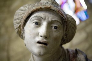 Heilige vrouw in een kap (geschilderde steen)