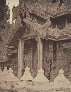 Amerapoora: Deur van Pyathat aan de Oostkant van Maha-too-lo-Bounghian Kyoung door Linnaeus Tripe