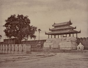 Amerapoora: Ooh-nein Poort van de Stad door Linnaeus Tripe