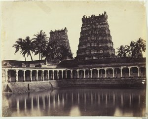 Madura. De Grote Pagode, Mootoo Alaghur en Oost Gopurum vanaf de Tank, 1858 door Linnaeus Tripe