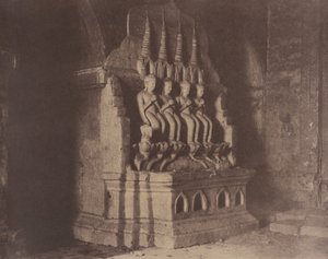 Nr. 23. Pugahm Myo [Pagan]. Beelden in Damayangyee Pagoda [Dhamma-yan-gyi]. door Linnaeus Tripe