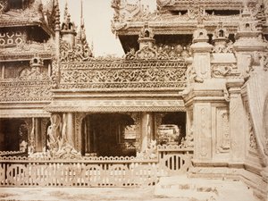 Nr. 92. Amerapoora. Een ander deel van het balkon van Kyoung Nr. 86 [Maha-too-lo-Bounghian Kyoung]. door Linnaeus Tripe