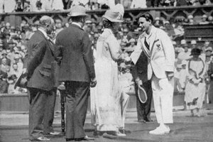 Jean Borotra ontvangt zijn medaille van Koningin Mary op het centercourt