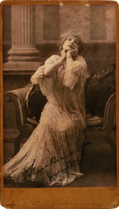 Portret van Sarah Bernhardt 1844-1923, 1906 door London . Photo studio W. and
