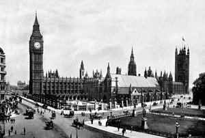De Huizen van het Parlement en Westminster Hall gezien vanaf Parliament Square, Londen, c1905