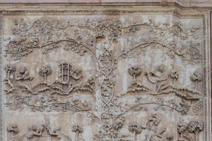 Naamah leert kind lezen en Tubal-cain slaat bellen met hamer; Enos, zoon van Seth tekent met kompas, Verhalen van Genesis, bas-reliëfs door Lorenzo Maitani, eerste pilaar, zijgevel van de kathedraal van Orvieto, Umbrië, Italië