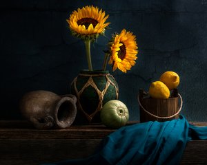 Rustieke zonnebloemen en citroenen