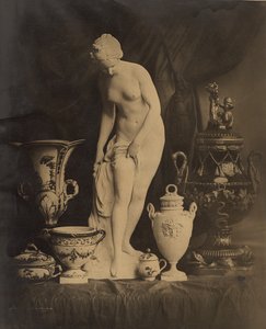 Stilleven met beeldje en vazen door Louis-Rémy Robert