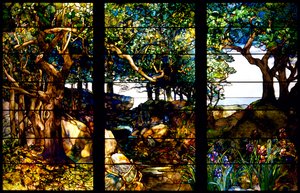 Een bebost landschap in drie panelen door Louis Comfort Tiffany