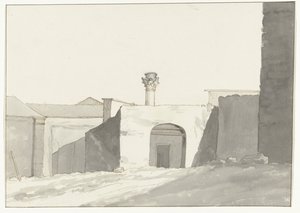 Antieke zuil en gebouwen in haven van Brindisi