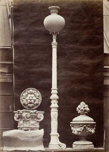 Details interieur en kandelaars, Théâtre du Vaudeville, Parijs door Louis Emile Durandelle