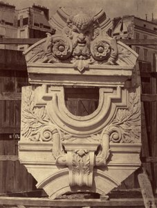 Uitstekende tafels. Zijgalerijen van de grote trap. door Louis Emile Durandelle