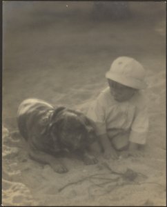 [Jongen die bij een hond zit] door Louis Fleckenstein