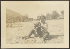 [Jongen en hond op het strand] door Louis Fleckenstein