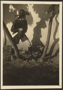[Jongen in Piratenkostuum]. door Louis Fleckenstein