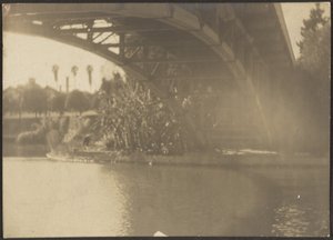 [Brug over de rivier]. door Louis Fleckenstein