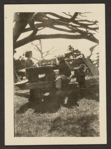[Kinderen aan een picknicktafel]. door Louis Fleckenstein