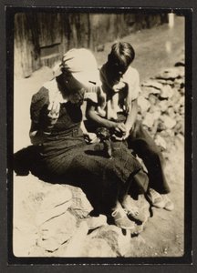 [Eekhoorn bedelt om eten]. door Louis Fleckenstein