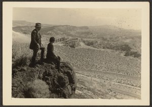[Koppel in Woestijnlandschap]. door Louis Fleckenstein