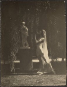 Danseres in een tuin