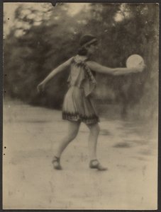 [Danser met Discus]. door Louis Fleckenstein