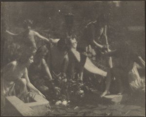[Dansers poseren aan de rand van een vijver]. door Louis Fleckenstein