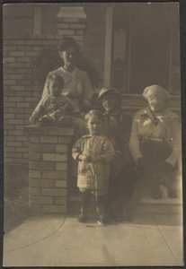 [Familieportret Buiten Huis]. door Louis Fleckenstein