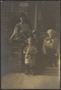 [Familieportret Buiten Huis]. door Louis Fleckenstein