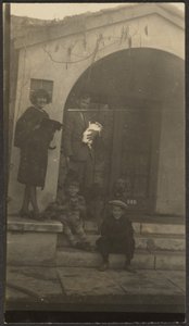 [Familie voor Fleckenstein Studio in Long Beach]. door Louis Fleckenstein