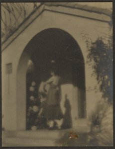 [Vrouwelijke danseres voor het huis].