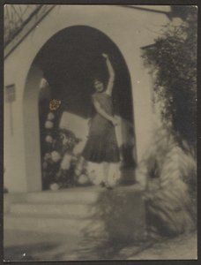 [Vrouwelijke danseres voor het huis]. door Louis Fleckenstein