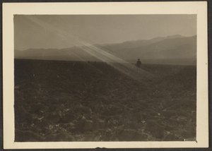 [Figuur in landschap].