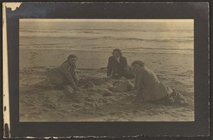 [Figuren zitten op het strand]. door Louis Fleckenstein