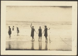 [Figuren in badpak op het strand]. door Louis Fleckenstein