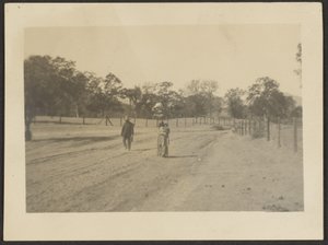 [Figuren in het veld]. door Louis Fleckenstein
