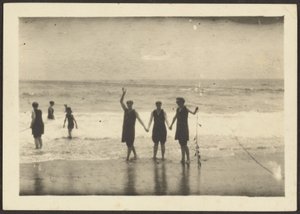 [Figuren op een strand die zeewier vasthouden]. door Louis Fleckenstein