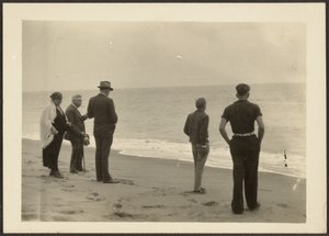 [Familie Fleckenstein aan het strand]. door Louis Fleckenstein