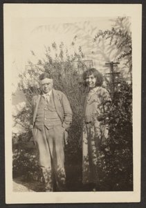 [Fleckenstein en Florence in Garden]. door Louis Fleckenstein